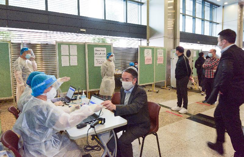 The Secretary for the Civil Service, Mr Patrick Nip, and the Secretary for Financial Services and the Treasury, Mr Christopher Hui, today (January 28) visited Cheung Sha Wan Government Offices. Picture shows Mr Hui (centre) preparing to undergo virus testing.