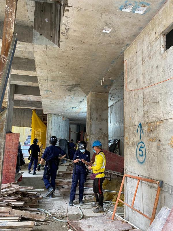 The Immigration Department (ImmD) mounted a series of territory-wide anti-illegal worker operations, including operations codenamed "Twilight" and "Rally", from January 25 to yesterday (January 28). Photo shows ImmD officers conducting proof-of-identity checks at a construction site.