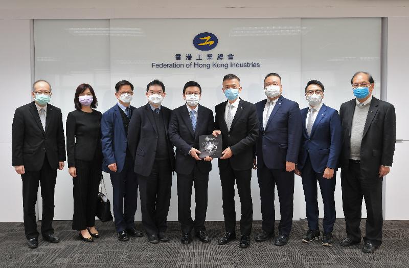 The Commissioner for Labour, Mr Chris Sun, has paid visits to a number of labour organisations and employer associations in the past month to strengthen communication and engagement with employees and employers. Picture shows Mr Sun (centre) visiting the Federation of Hong Kong Industries.