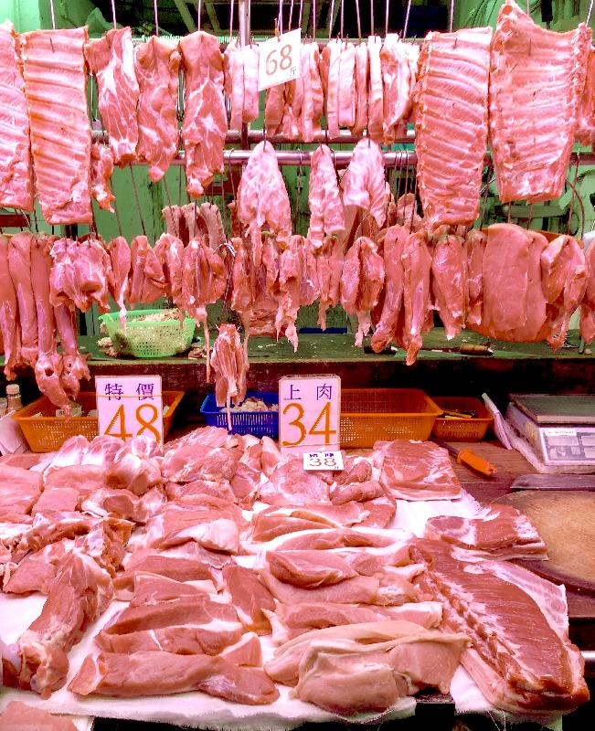 食物環境衞生署今日（一月二十九日）與香港海關採取聯合行動，在北角春秧街打擊多間懷疑以冰鮮肉充當新鮮肉出售的持牌新鮮糧食店。圖示檢獲的懷疑冰鮮豬肉。