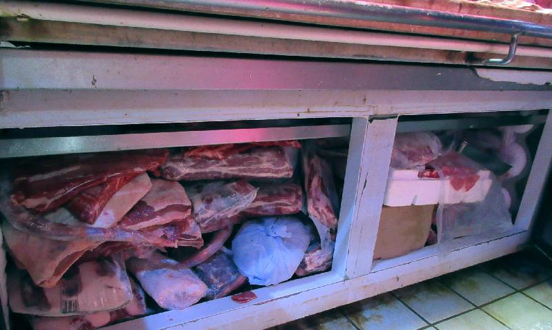 食物环境卫生署今日（二月二日）向青衣巿场一间怀疑以冷藏肉充当新鲜肉出售的新鲜粮食店采取突击行动。图示检获的怀疑冷藏牛肉。