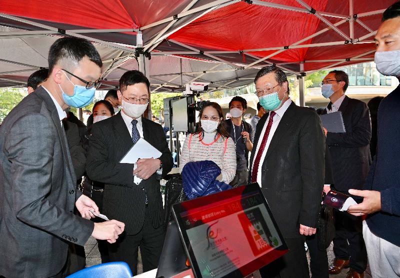 The Secretary for Innovation and Technology, Mr Alfred Sit (second left), today (February 4) visits Victoria Park to inspect the footfall monitoring at points of sale of New Year flowers with the aid of technology and learn more about the queuing system. Looking on are the Director of Electrical and Mechanical Services, Mr Pang Yiu-hung (fourth left), and the Deputy Director of Food and Environmental Hygiene, Miss Diane Wong (third left).