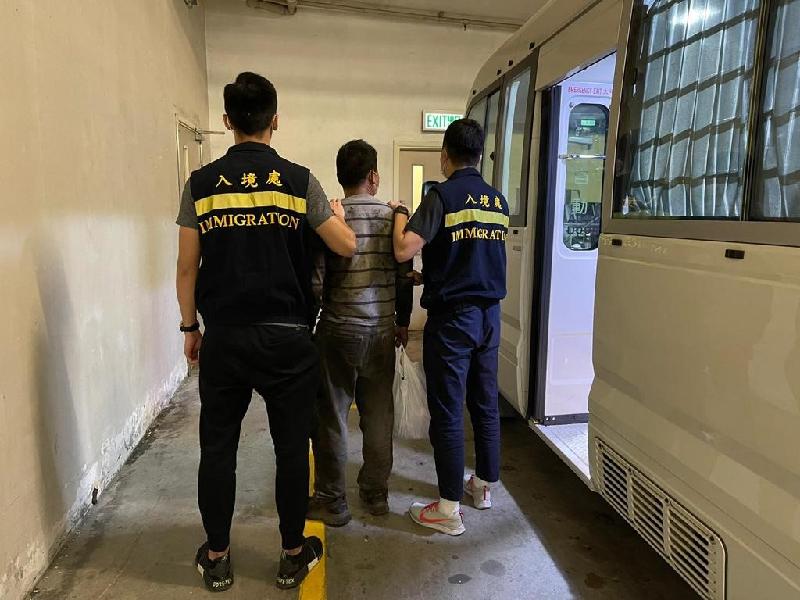 The Immigration Department mounted a series of territory-wide anti-illegal worker operations, including operations codenamed "Twilight" and joint operations with the Hong Kong Police Force codenamed "Champion", from February 1 to yesterday (February 4). Photo shows a suspected illegal worker arrested during the operations.