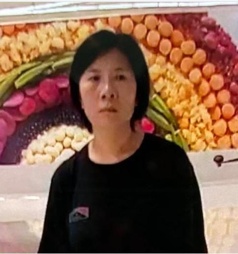 Ng Yuk-ping, aged 52, is about 1.6 metres tall, 55 kilograms in weight and of medium build. She has a long face with yellow complexion and long black hair. She was last seen wearing a black T-shirt, black trousers and pink shoes.
