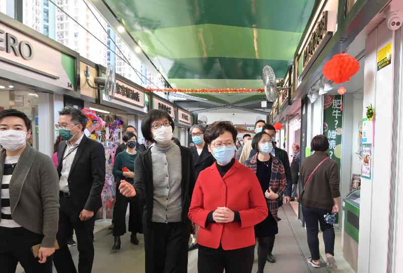 The Chief Executive, Mrs Carrie Lam (second right), today (February 8) visited the Skylight Market in Tin Shui Wai. Looking on are the Secretary for Food and Health, Professor Sophia Chan (first right), and the Director of Food and Environmental Hygiene, Miss Vivian Lau (fourth left).