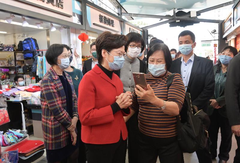 The Chief Executive, Mrs Carrie Lam, today (February 8) visited the Skylight Market in Tin Shui Wai. Photo shows Mrs Lam (second left) chatting with a member of the public. Looking on are the Secretary for Food and Health, Professor Sophia Chan (first left), and the Director of Food and Environmental Hygiene, Miss Vivian Lau (third left).