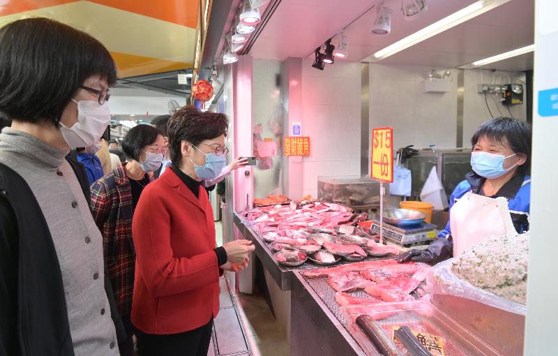 The Chief Executive, Mrs Carrie Lam, today (February 8) visited the Skylight Market in Tin Shui Wai. Photo shows Mrs Lam (third left) learning about the business of a fish stall in the market. Looking on are the Secretary for Food and Health, Professor Sophia Chan (second left), and the Director of Food and Environmental Hygiene, Miss Vivian Lau (first left).