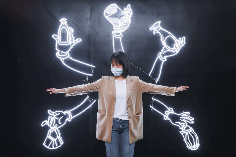 藝術推廣辦事處與香港設計師協會共同籌劃大灣區藝術展覽系列「創><藝互聯」，第二個展覽「生活裏不在意的它」於二月六日在深圳南頭古城展開。圖示藝術家許開嬌的作品《搶購潮》。
