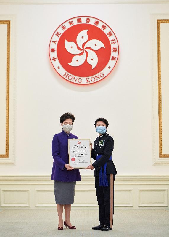 The Chief Executive, Mrs Carrie Lam, presented the Chief Executive's Commendation for Government/Public Service to seven serving and retired senior police officers at Government House today (February 10) in recognition of their significant contributions to safeguarding national security. Photo shows Mrs Lam (left) presenting the award to Deputy Commissioner of Police Ms Edwina Lau.