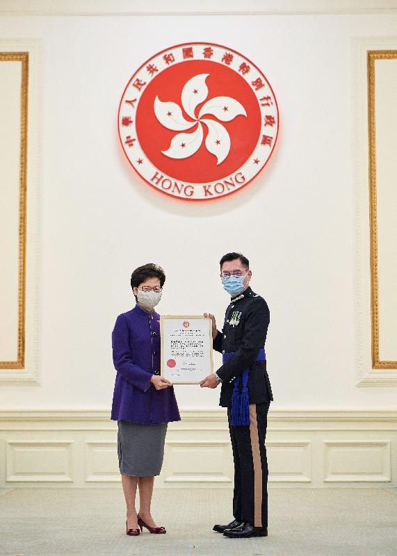 The Chief Executive, Mrs Carrie Lam, presented the Chief Executive's Commendation for Government/Public Service to seven serving and retired senior police officers at Government House today (February 10) in recognition of their significant contributions to safeguarding national security. Photo shows Mrs Lam (left) presenting the award to Assistant Commissioner of Police Mr Kan Kai-yan.