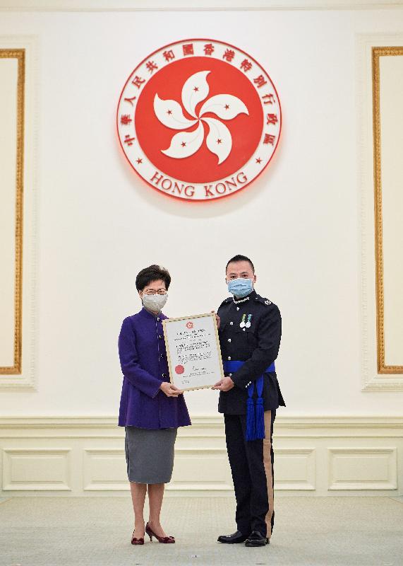 The Chief Executive, Mrs Carrie Lam, presented the Chief Executive's Commendation for Government/Public Service to seven serving and retired senior police officers at Government House today (February 10) in recognition of their significant contributions to safeguarding national security. Photo shows Mrs Lam (left) presenting the award to Assistant Commissioner of Police Mr Kelvin Kong.