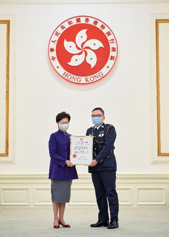 The Chief Executive, Mrs Carrie Lam, presented the Chief Executive's Commendation for Government/Public Service to seven serving and retired senior police officers at Government House today (February 10) in recognition of their significant contributions to safeguarding national security. Photo shows Mrs Lam (left) presenting the award to Senior Superintendent of Police Mr Li Kwai-wah.