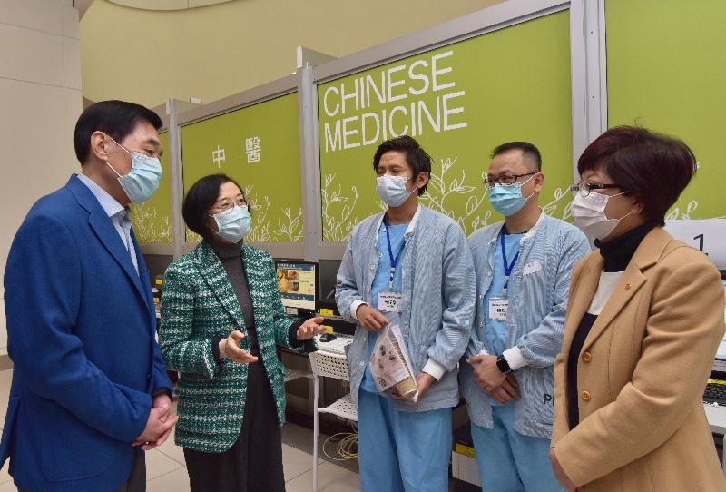 The Secretary for Food and Health, Professor Sophia Chan (second left), visits the working area dedicated for Chinese medicine services in the Community Treatment Facility at AsiaWorld-Expo today (February 11) and learns from resident Chinese Medicine Practitioners about their services for COVID-19 patients. Next to her are the Chairman of the Hospital Authority (HA), Mr Henry Fan (first left), and the Chief Manager (Chinese Medicine) of the HA, Ms Rowena Wong (first right).
