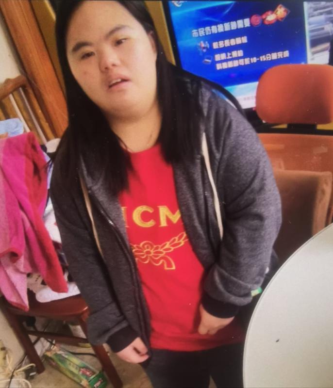 Yeung Pui-shan, aged 24, is about 1.4 metres tall, 60 kilograms in weight and of fat build. She has a round face with yellow complexion and long black hair. She was last seen wearing a grey jacket, a red T-shirt, blue trousers, blue shoes and carrying a black handbag.