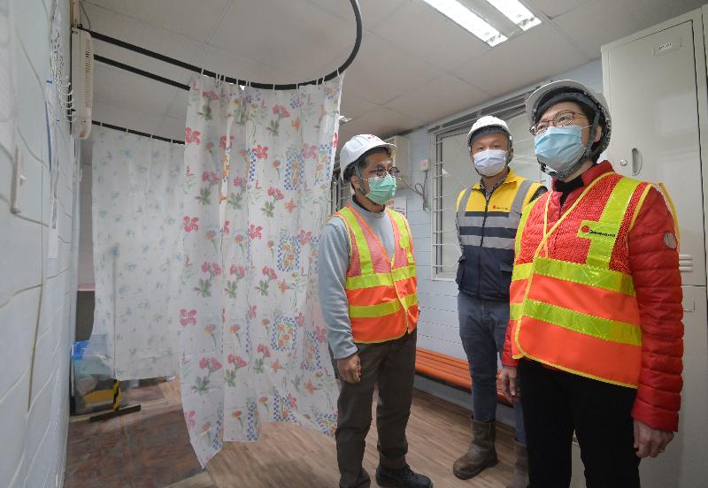 The Chief Executive, Mrs Carrie Lam, today (February 11) inspected the anti-epidemic measures at the construction site of the M+ museum in West Kowloon Cultural District. Photo shows Mrs Lam (right) visiting the staff changing room to learn more about its anti-epidemic measures.
