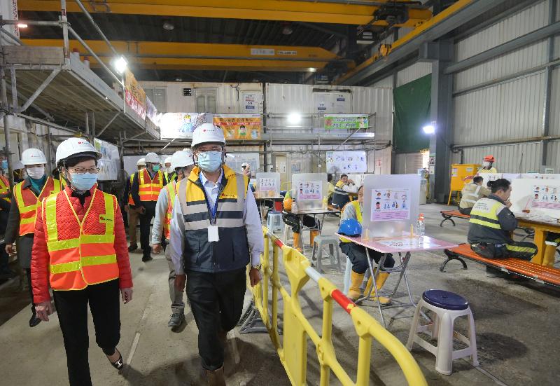 The Chief Executive, Mrs Carrie Lam, today (February 11) inspected the anti-epidemic measures at the construction site of the M+ museum in West Kowloon Cultural District. Photo shows Mrs Lam (front row, left) visiting the staff rest area to learn more about its anti-epidemic measures.