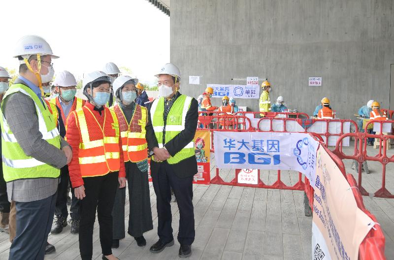 The Chief Executive, Mrs Carrie Lam, today (February 11) inspected the anti-epidemic measures at the construction site of the M+ museum in West Kowloon Cultural District. Photo shows Mrs Lam (front row, second left) visiting the area where virus tests are taken at the construction site. Looking on are the Secretary for Food and Health, Professor Sophia Chan (front row, second right), and the Chairman of Sunrise Diagnostic Centre, Professor Anthony Wu (front row, first right).
