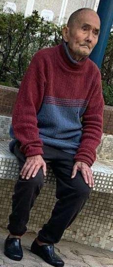 Lee Ching-ping, aged 82, is about 1.58 metres tall, 55 kilograms in weight and of medium build. He has a long face with yellow complexion and short greyish black hair. He was last seen wearing a grey jacket, black trousers and black plastic shoes.
