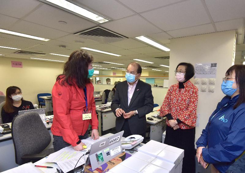 The Chief Secretary for Administration, Mr Matthew Cheung Kin-chung, visited the Centre for Health Protection of the Department of Health (DH) today (February 13). Photo shows Mr Cheung (third right), accompanied by the Secretary for Food and Health, Professor Sophia Chan (second right) and the Principal Nursing Officer of the Public Health Nursing Division of the Health Administration and Planning Office of the DH, Ms Mary Foong (first right), chatting with officers on duty of the Emergency Hotline Centre and thanking them for staying committed to their work during Chinese New Year holiday.
