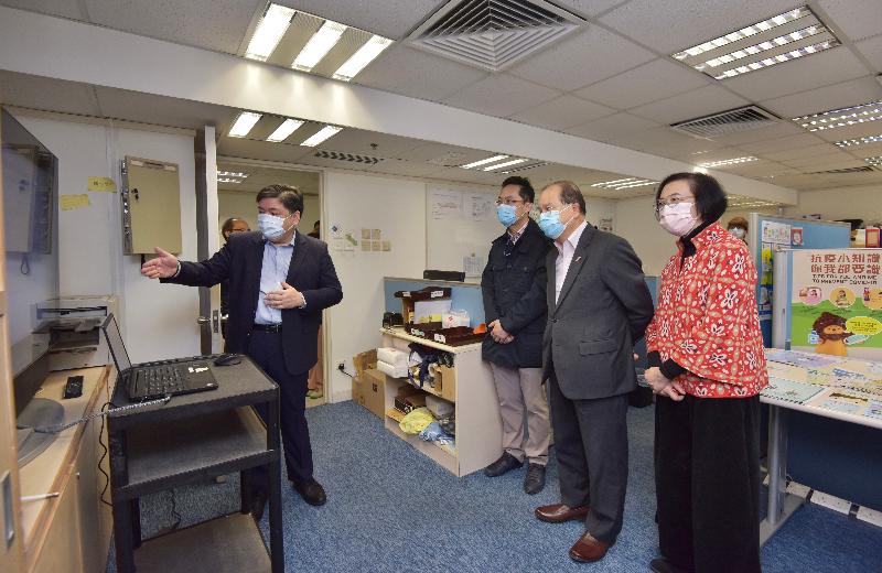 The Chief Secretary for Administration, Mr Matthew Cheung Kin-chung, visited the Centre for Health Protection (CHP) of the Department of Health today (February 13). Photo shows Mr Cheung (second right), accompanied by the Secretary for Food and Health, Professor Sophia Chan (first right), and the Controller of CHP, Dr Ronald Lam (second left), listening to a briefing from the Head of the Health Promotion Branch of the CHP, Dr Raymond Ho (first left).