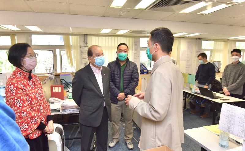 The Chief Secretary for Administration, Mr Matthew Cheung Kin-chung, visited the Centre for Health Protection (CHP) of the Department of Health today (February 13). Picture shows Mr Cheung (second left), accompanied by the Secretary for Food and Health, Professor Sophia Chan (first left), receiving a briefing from the Operation Manager of the Quarantine Centre Taskforce of the CHP, Mr Wilbut Chan (third right), to learn about the Quarantine Centre Taskforce's operations and giving front-line officers on duty encouragement.