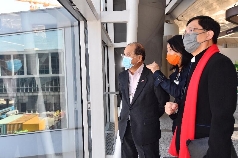 政務司司長張建宗（左）今日（二月十三日）在機場管理局（機管局）行政總裁林天福（右）及機場運行執行總監張李佳蕙（中）陪同下，到訪香港國際機場，視察了天際走廊建造工程的最新進展。
