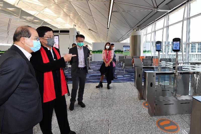 政務司司長張建宗今日（二月十三日）到訪香港國際機場。圖示張建宗（左一）聽取機場管理局行政總裁林天福（左二）簡介登機閘口翻新工程的最新進展。
