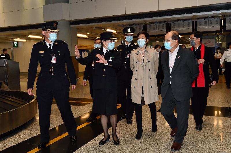 政务司司长张建宗今日（二月十三日）到访香港国际机场。图示张建宗（右二）在香港海关副关长何珮珊（右三）陪同下，探访当值的海关前线人员，向他们送上新年祝福。