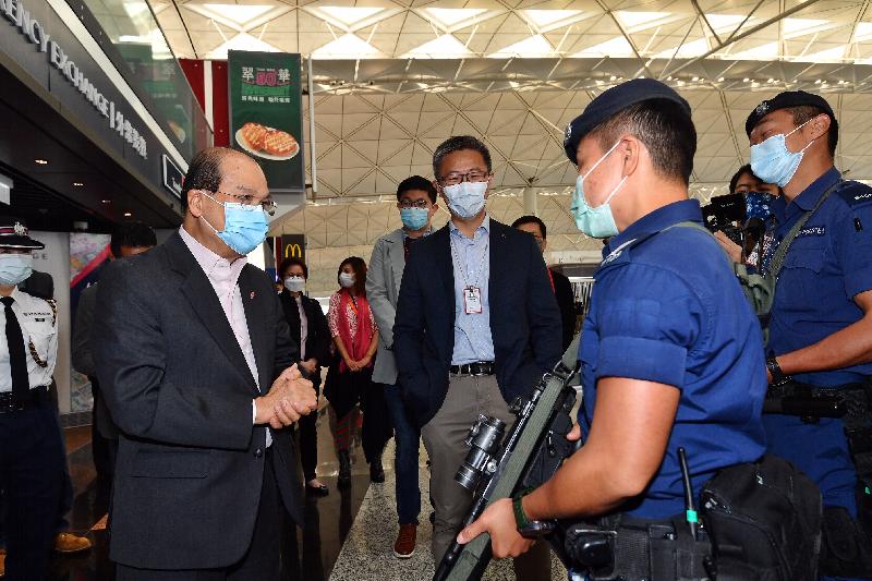 政务司司长张建宗今日（二月十三日）到访香港国际机场。图示张建宗（左一）在警务处副处长（行动）萧泽颐（右三）陪同下探访当值的警务处前线人员，了解他们的工作情况，向他们送上新年祝福。
