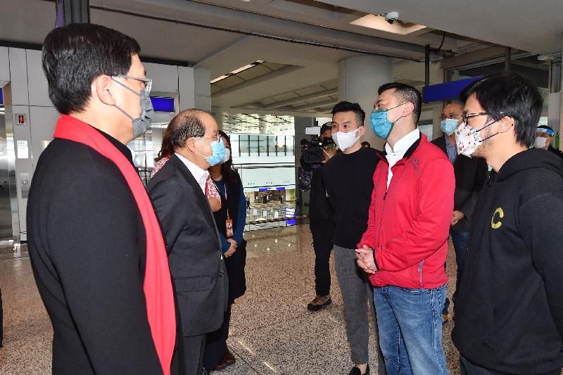 政务司司长张建宗今日（二月十三日）到访香港国际机场。图示张建宗（左二）参观专为机场员工而设的专属检测中心，了解中心的运作情况。