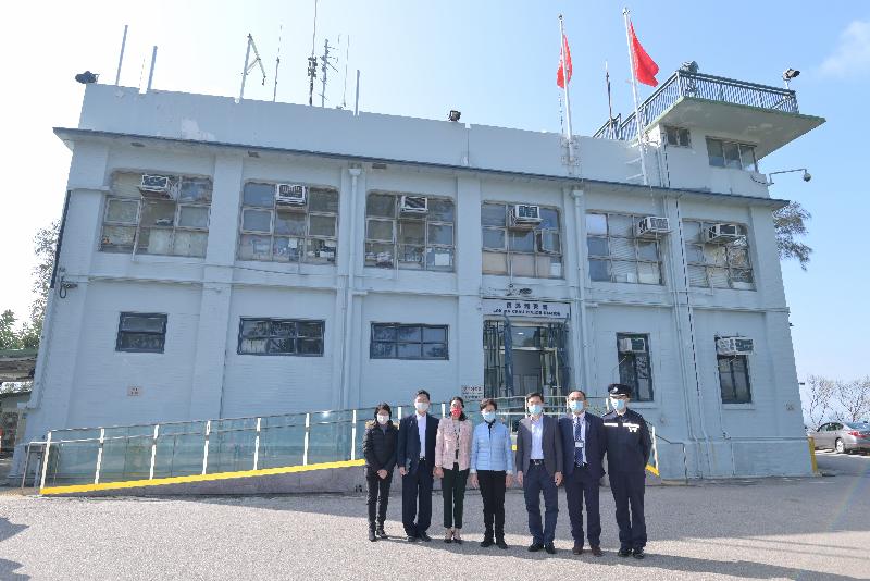 The Chief Executive, Mrs Carrie Lam, this morning (February 13) visited Lok Ma Chau. Photo shows Mrs Lam (centre); the Secretary for Security, Mr John Lee (third right); the Secretary for Innovation and Technology, Mr Alfred Sit (second left); Permanent Secretary for Innovation and Technology, Ms Annie Choi (first left), and police officers outside Lok Ma Chau Police Station.
