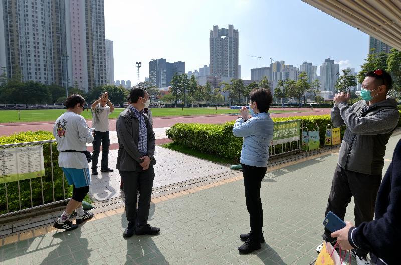 The Chief Executive, Mrs Carrie Lam, this morning (February 13) visited Sham Shui Po Sports Ground. Photo shows Mrs Lam (second right); the Secretary for Home Affairs, Mr Caspar Tsui (first right) and the Director of Leisure and Cultural Services, Mr Vincent Liu (third right), extending their New Year greetings to the users at the sports ground.