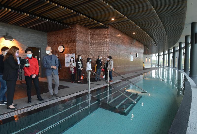 The Chief Executive, Mrs Carrie Lam (third left), accompanied by the Secretary for the Environment, Mr Wong Kam-sing (fourth left), today (February 15) visited T．PARK in Tuen Mun. They were briefed by a staff member of the Environmental Protection Department on a spa pool which is supported by the heat energy recovered from the sludge incineration process.