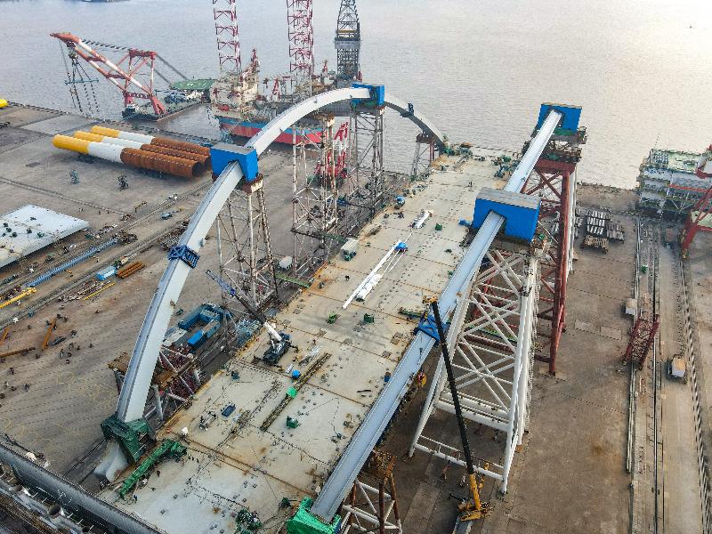 The double-arch steel bridge for the Cross Bay Link, Tseung Kwan O, which was prefabricated in Nantong, arrived in Hong Kong today (February 16) for erection later. Photo shows the prefabrication of the double-arch steel bridge components.