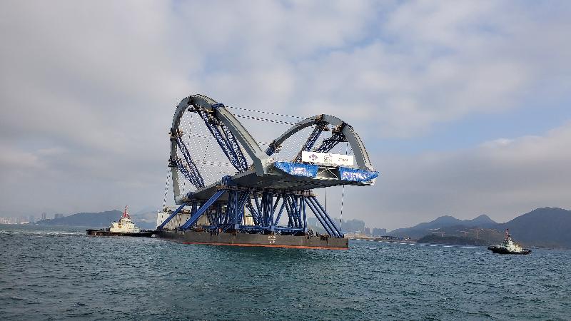 The prefabricated double-arch steel bridge for the Cross Bay Link, Tseung Kwan O, arrived in Hong Kong today (February 16), to be erected later. Photo shows the delivery vessel carrying the double-arch steel bridge entering Junk Bay this morning.