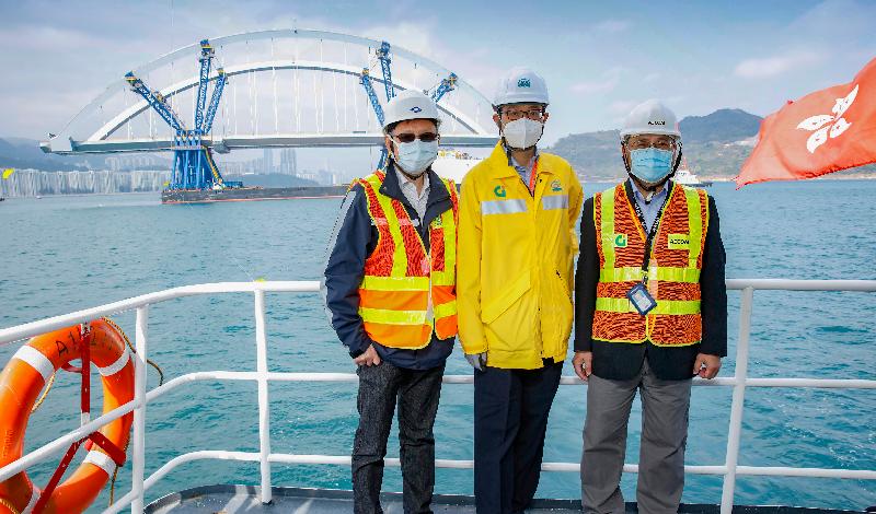Representatives of the Civil Engineering and Development Department and the project team supervised the arrival of the prefabricated double-arch steel bridge for the Cross Bay Link, Tseung Kwan O, at Tathong Channel this morning (February 16).
