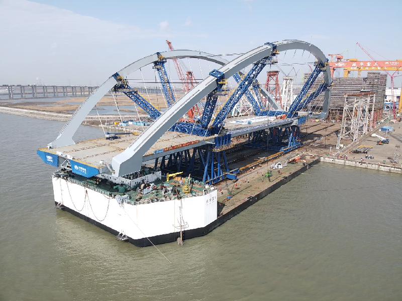 將軍澳跨灣連接路的預製雙拱鋼橋今日（二月十六日）運抵香港，稍後進行安裝。圖示雙拱鋼橋在南通市移至運送船上。