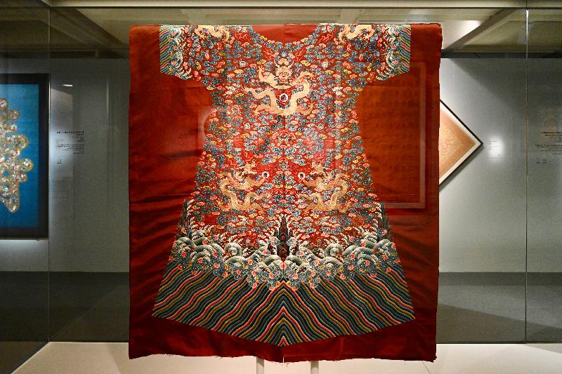 The "Honouring Tradition and Heritage: Min Chiu Society at Sixty" exhibition will be open to the public from tomorrow (February 19) at the Hong Kong Museum of Art. Picture shows a yardage of deep-red brocade satin robe embroidered with bats, clouds, gold dragons and 12 imperial symbols from the Qianlong period of the Qing dynasty. (The Edrina Collection.)