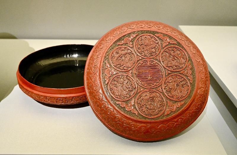 The "Honouring Tradition and Heritage: Min Chiu Society at Sixty" exhibition will be open to the public from tomorrow (February 19) at the Hong Kong Museum of Art. Picture shows a carved polychrome lacquer box featuring cranes flying over a pavilion with a "shou" character design from the Jiajing period of the Ming dynasty. (Huaihaitang Collection.)