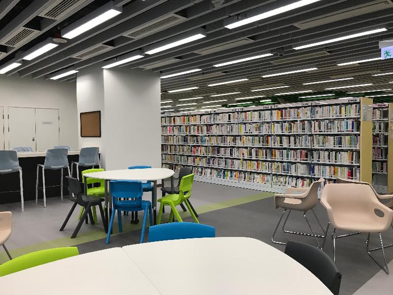 油蔴地公共圖書館已重置於上海街251號地下A座及一至三樓，並將於明日（二月十九日）啓用。圖示新圖書館內的成人圖書館。