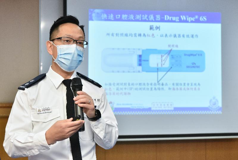 警方将采用快速口腔液测试打击毒后驾驶。图为交通总部署理高级警司（行政）吴海威今日（二月十八日）于记者会上简介快速口腔液测试的使用方法。