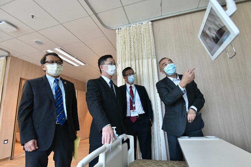 The Secretary for Innovation and Technology, Mr Alfred Sit (second left), was given a briefing on how hospital beds infotainment panels facilitate Internet access, tele-visits and tele-consultations during his visit to the CUHK Medical Centre (CUHKMC) today (February 19). Joining Mr Sit for the smart hospital visit are the Vice-Chancellor and President of the Chinese University of Hong Kong, Professor Rocky Tuan (first left), and the Chief Executive Officer of the CUHKMC, Dr Fung Hong (second right).