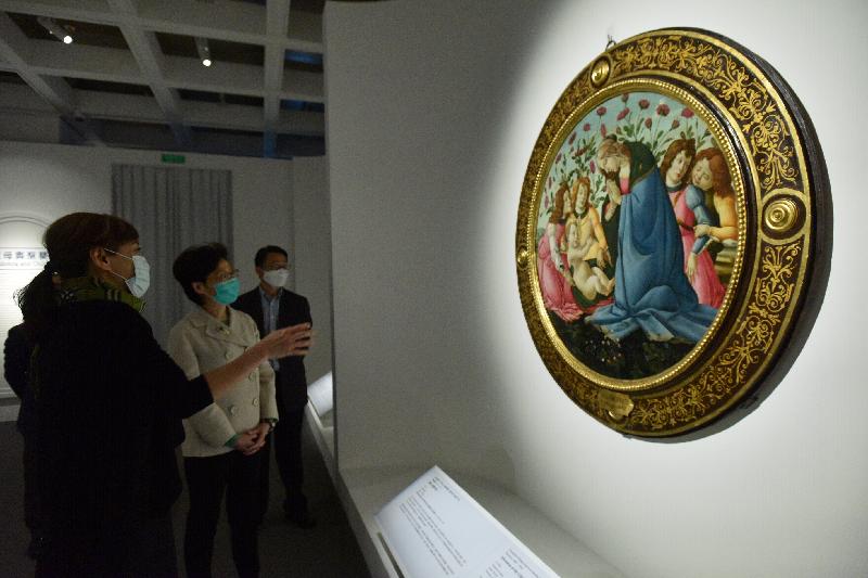 行政長官林鄭月娥今日（二月十九日）下午到訪今日重新向公眾開放的香港藝術館。圖示林鄭月娥（左二）參觀香港藝術館正舉行的「波提切利與他的非凡時空──烏菲茲美術館珍藏展」。