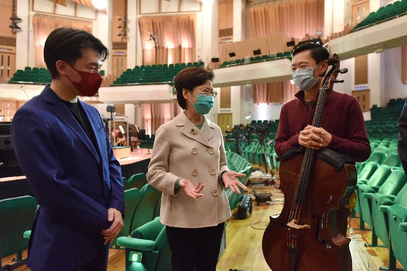 The Chief Executive, Mrs Carrie Lam, this afternoon (February 19) visited the Hong Kong Cultural Centre which reopened today. Photo shows Mrs Lam (centre) chatting with conductor Mr Lio Kuokman and cellist Mr Trey Lee of the Hong Kong Philharmonic Orchestra, which is rehearsing at the concert hall.