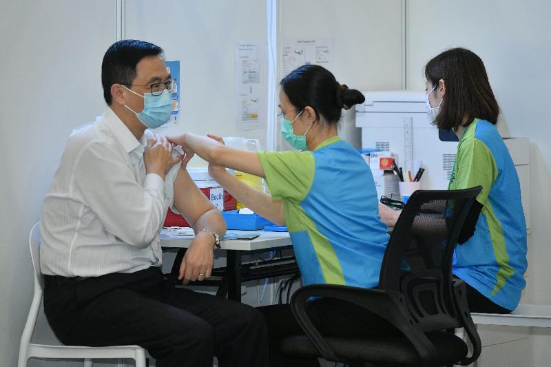 教育局局長楊潤雄（左）今日（二月二十二日）到設於香港中央圖館展覽館的社區疫苗接種中心接種新冠疫苗。
