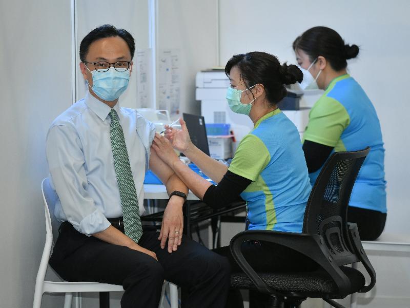 公務員事務局局長聶德權（左一）今日（二月二十二日）到設於香港中央圖書館展覽館的社區疫苗接種中心接種新冠疫苗。

