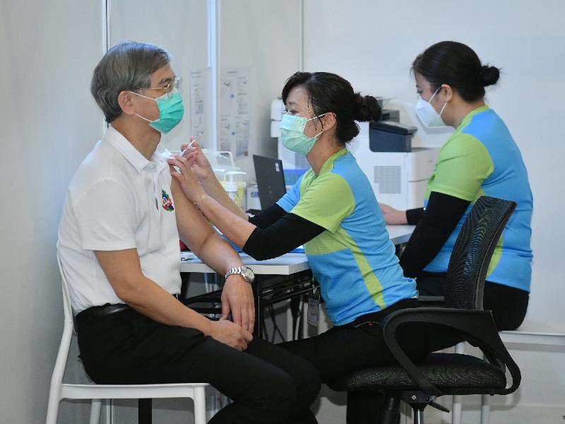 勞工及福利局局長羅致光博士（左）今日（二月二十二日）到設於香港中央圖書館展覽館的社區疫苗接種中心接種新冠疫苗。