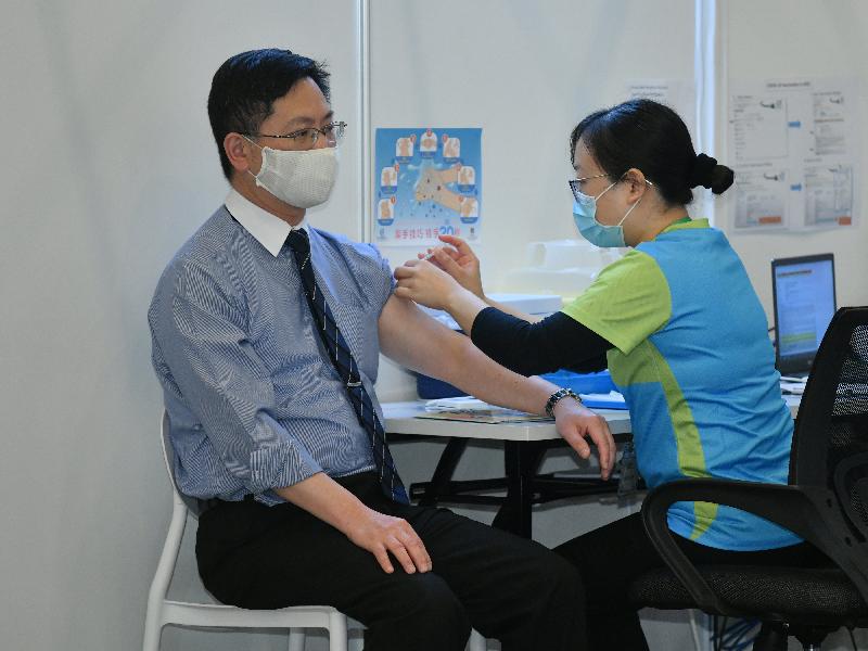 The Secretary for Innovation and Technology, Mr Alfred Sit (left), receives COVID-19 vaccination today (February 22) at the Community Vaccination Centre at the Hong Kong Central Library Exhibition Gallery.