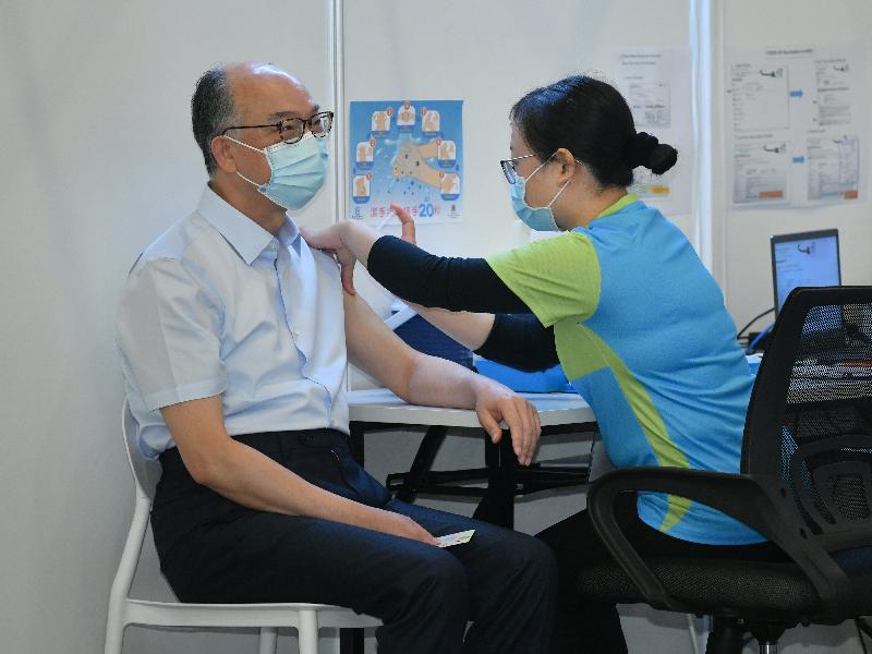 The Secretary for Transport and Housing, Mr Frank Chan Fan (left), receives COVID-19 vaccination today (February 22) at the Community Vaccination Centre at the Hong Kong Central Library Exhibition Gallery.