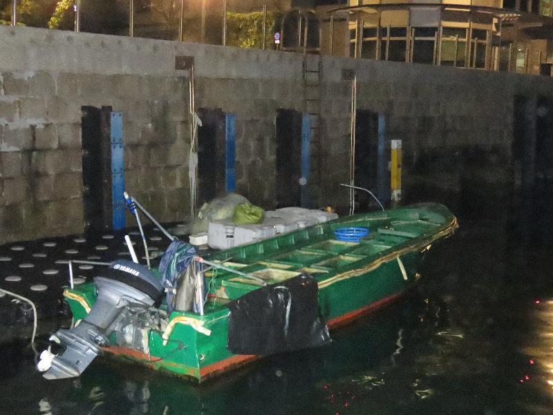 漁農自然護理署今日（二月二十三日）起訴一名涉嫌在石牛洲附近香港水域內一艘內地漁船上進行非法捕魚的內地漁民。圖示該內地漁船。
